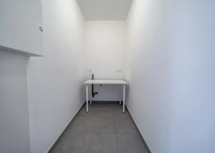 Apartment 3 Bedroom Apartment, Quiet And *